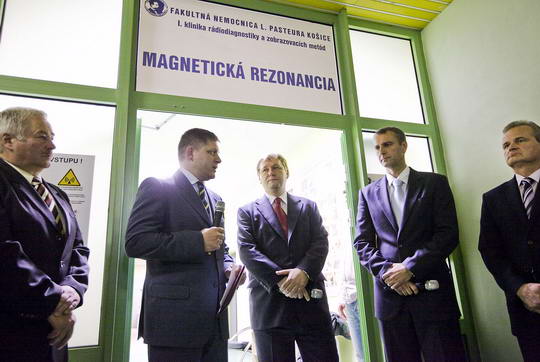 R. Fico a R. Raši slávnostne odovzdali v Košiciach najmodernejší prístroj magnetickej rezonancie na Slovensku - foto č. 1